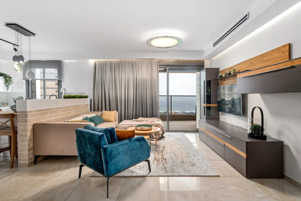 עיצוב פנים עבור דירת קבלן שהייתה זקוקה לשיפוץ 5 חדרים עם נוף לים במערב חיפה. וילון אומברה מעוצב בהזמנה אישית. שילוב צבעים של אפור, טורקיז ועץ אלון. איך לעצב דירה כשחלק מהריהוט קיים?